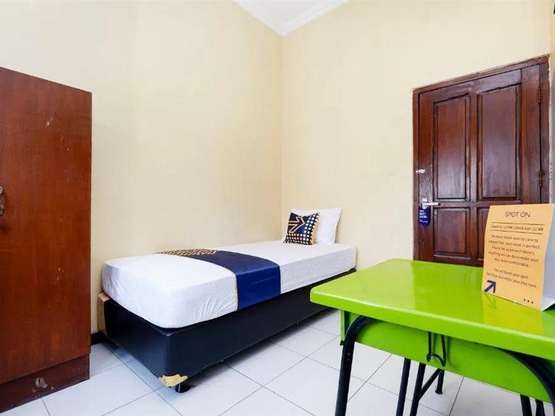 Super Oyo 2209 Solo Point Guest House Syariah Eksteriør bilde