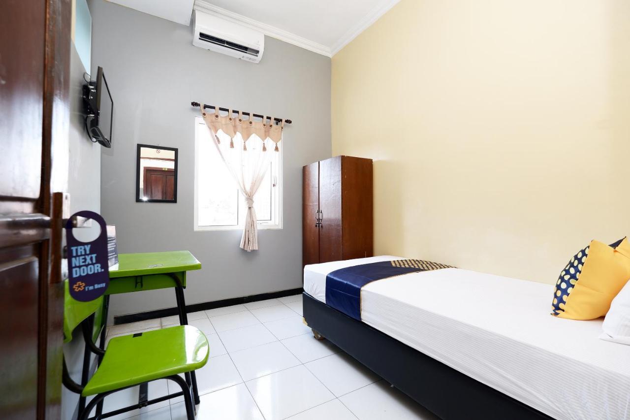 Super Oyo 2209 Solo Point Guest House Syariah Rom bilde