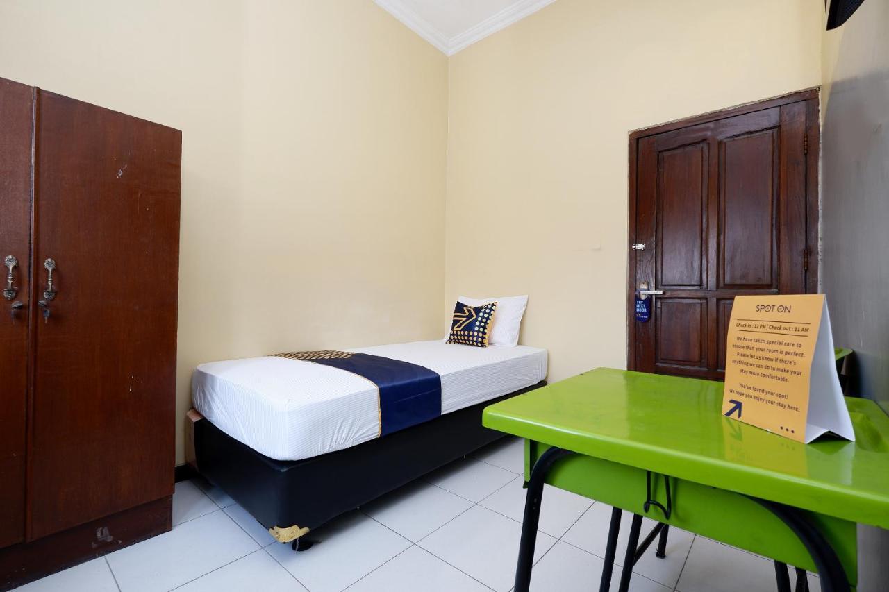 Super Oyo 2209 Solo Point Guest House Syariah Rom bilde